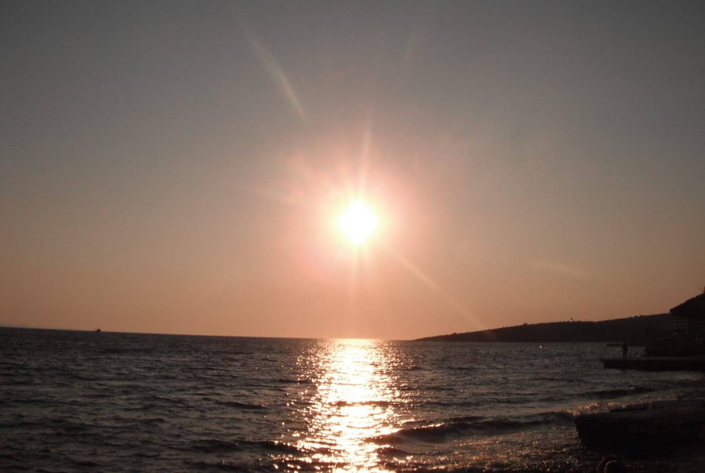 Le soleil se couchant sur la mer, vu de Saranda