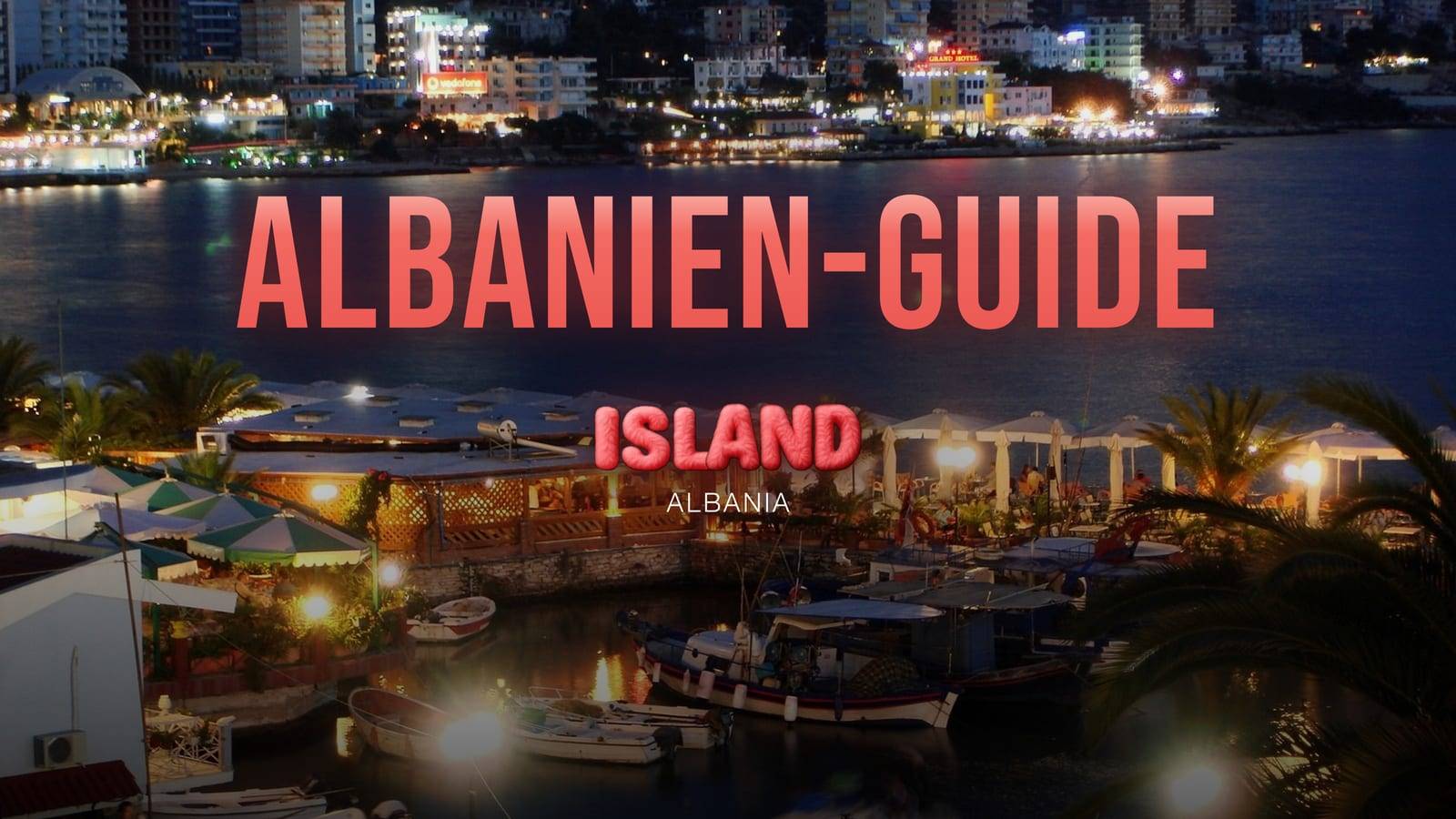 Saranda bei Nacht: der kleine Hafen mit seinen Booten und einer beleuchteten Terrasse, gegenüber die Lichter der Stadt, mit dem Titel des Guides und dem Logo von Party Island Albania