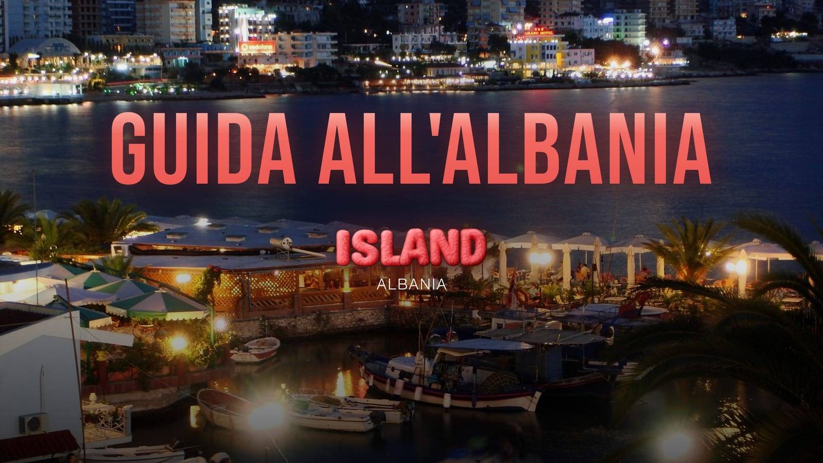 Saranda di notte: il piccolo porto con le barche e una terrazza illuminata, e le luci della città sull'altro lato della baia, con il titolo della guida e il logo di Party Island Albania